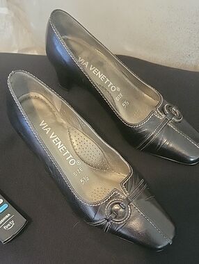 Via Veneto Black Leather Mid Heel Pumps